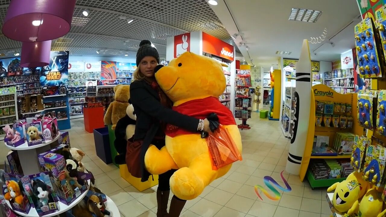 .... ”Tüdrukud, olete kindlad, et see ei mahu meie käsipagasisse? “ .. “Girls, are you sure it won’t fit into our hand luggage?” ....