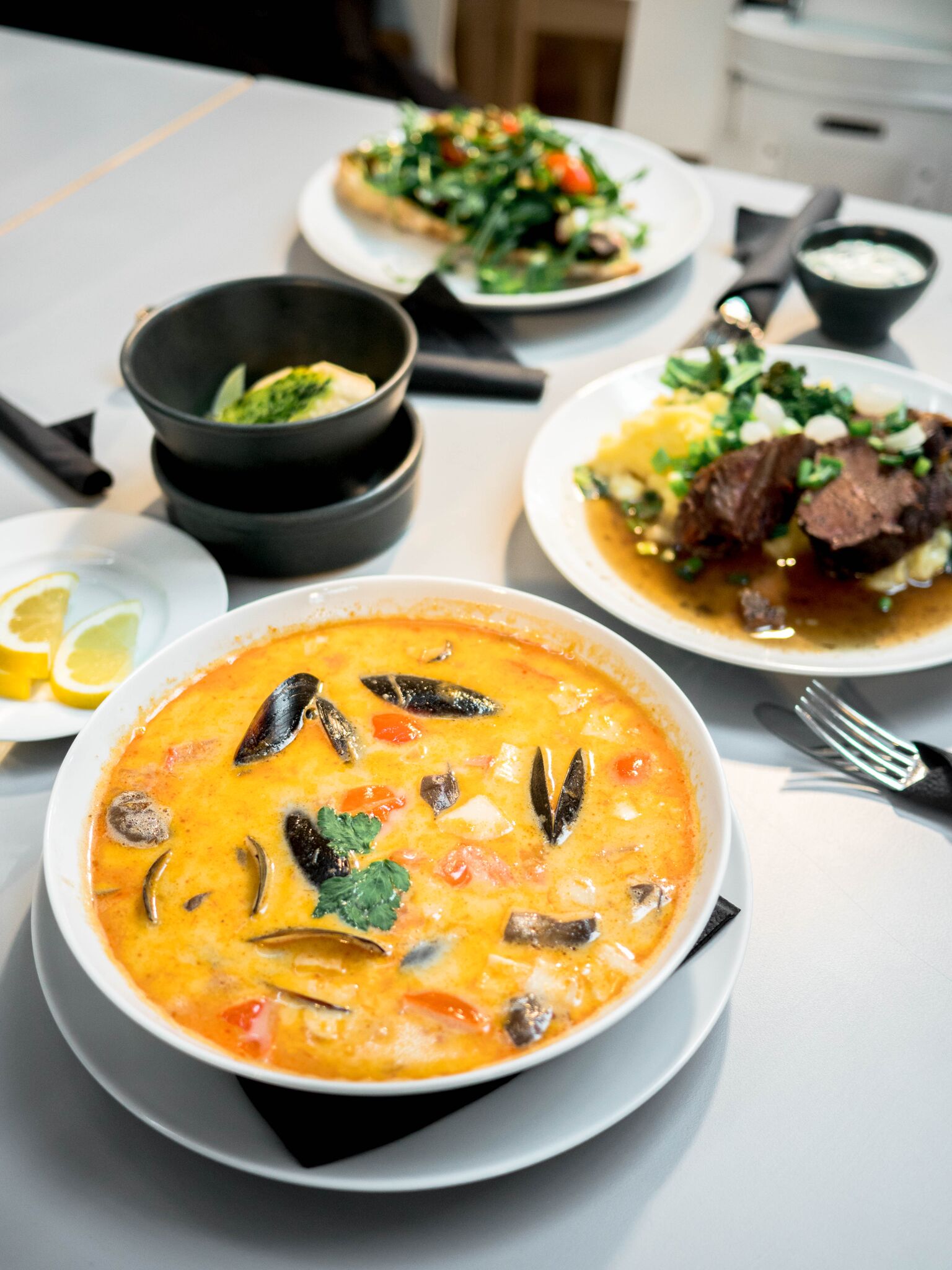 ....Vürtsikas sinikarbisupp 12€..Spicy blue mussel soup 12€....