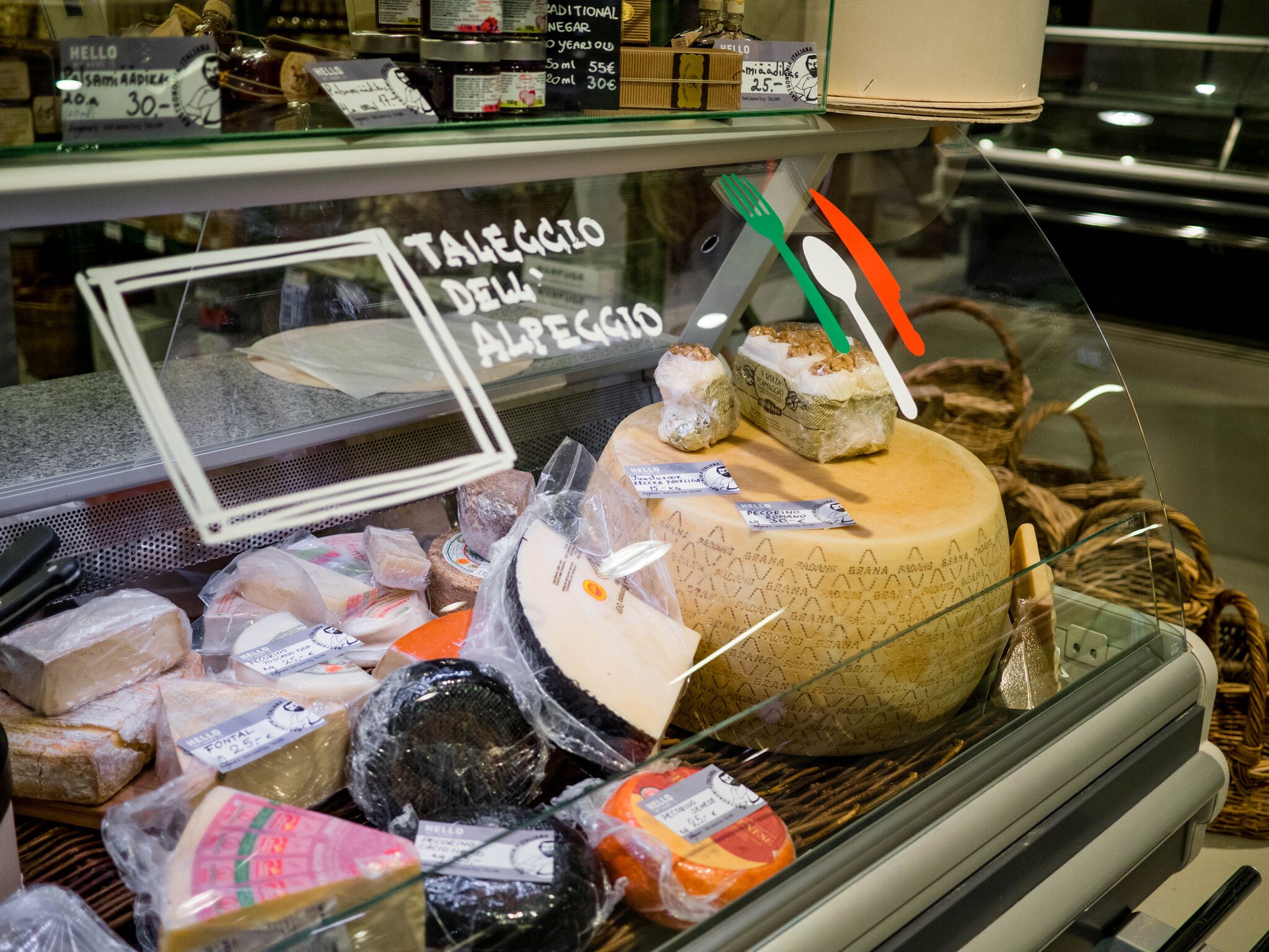 .... Juustuvalik .. A variety of cheeses ....