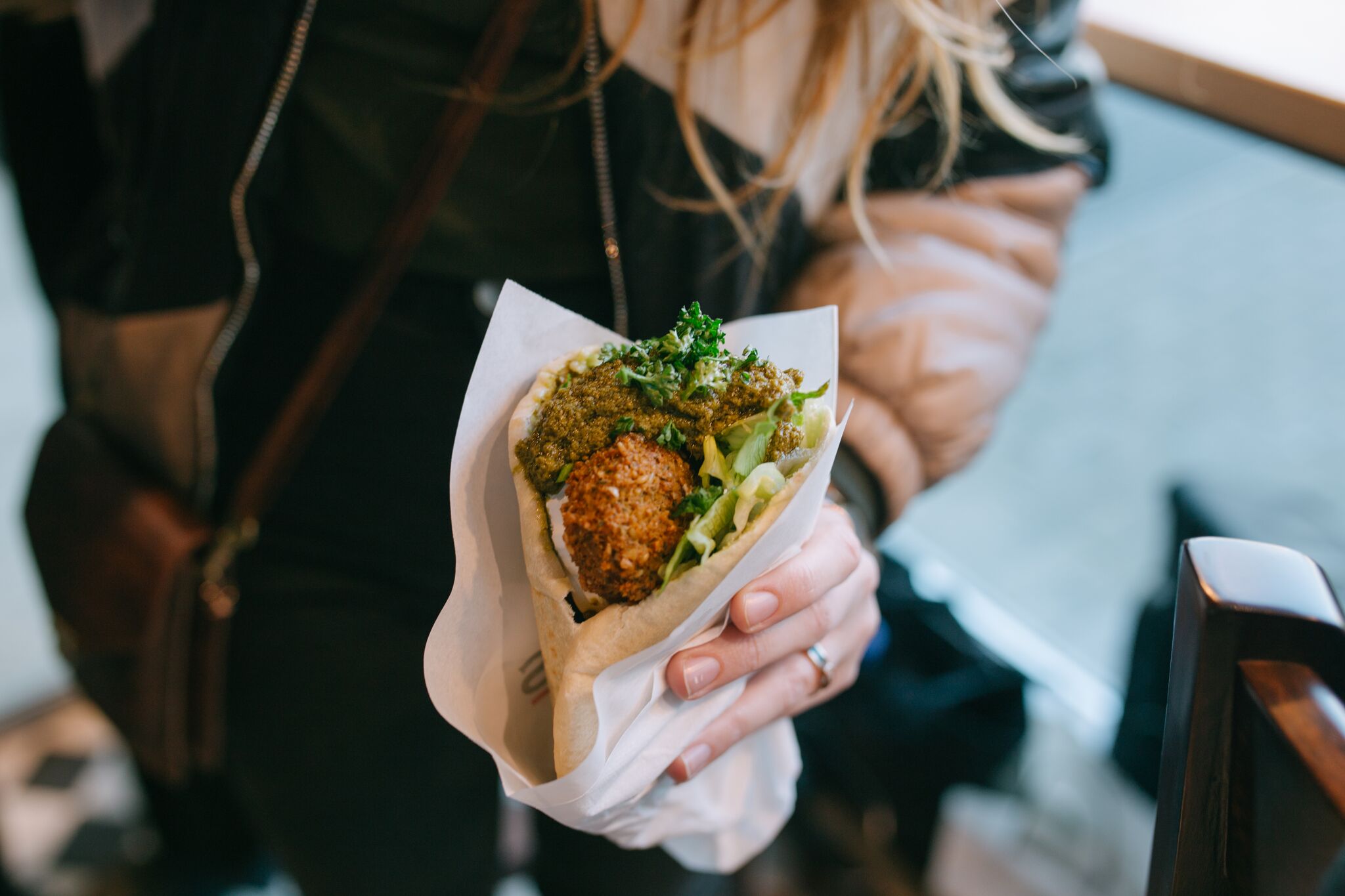 .... Falafelid, pesto ja kitsejuust tomat, kurk, tabbouleh, salat & petersell .. Falafels, pesto & goat’s cheese ....