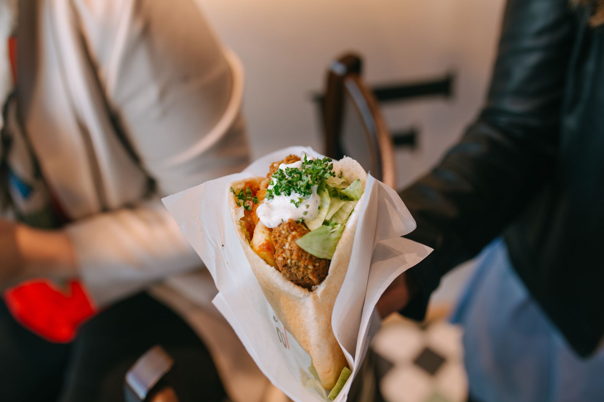 .... Falafelid ja halloumi tzatziki, matbukha, tomat, kurk, tabbouleh, salat & petersell .. Falafels & halloumi ....