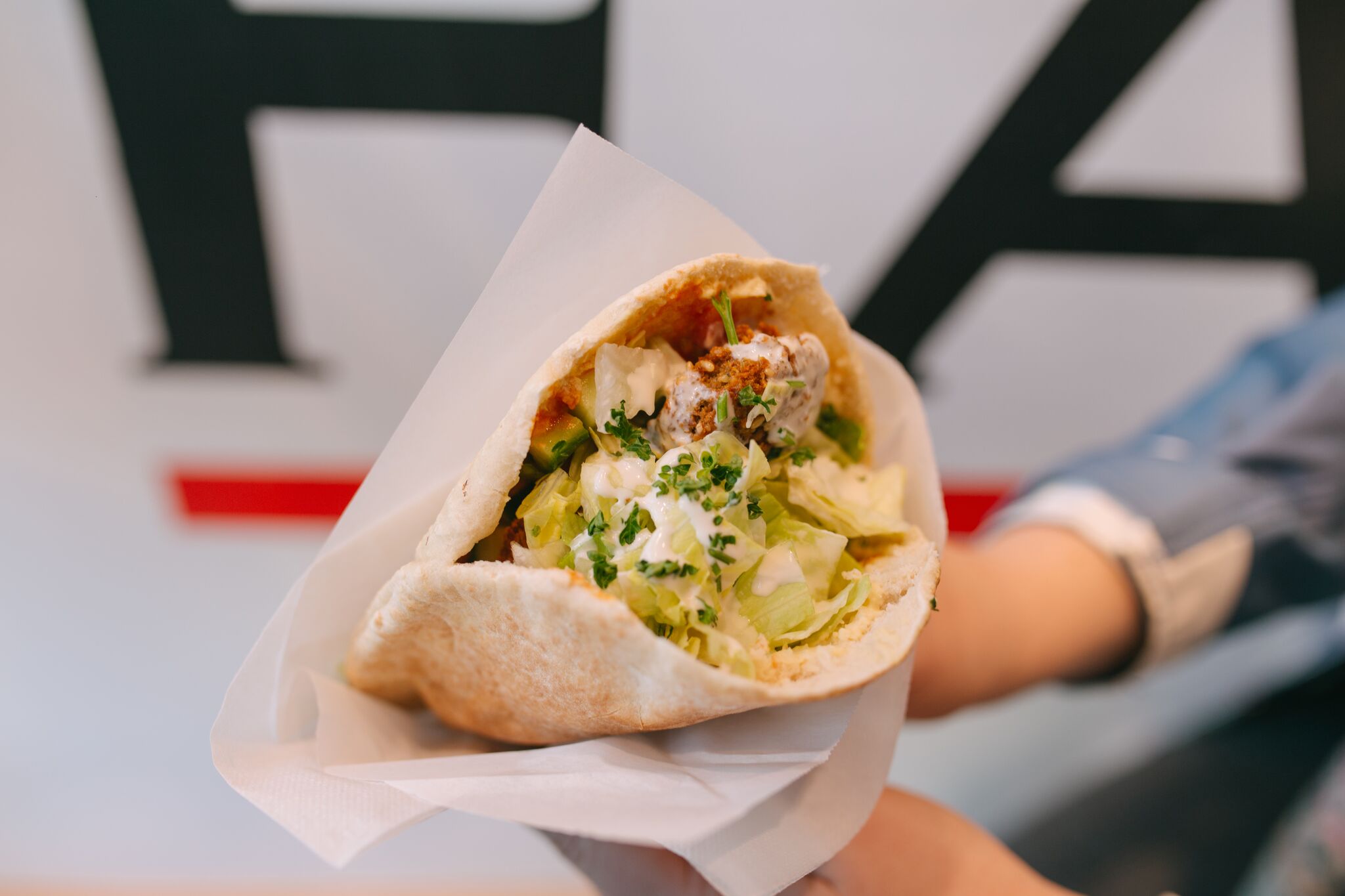 .... Falafelid, hummus ja baklažaan matbukha, tomat, kurk, kapsas, marineeritud kurk, salat, tahini & petersell .. Falafels, hummus, eggplant ....