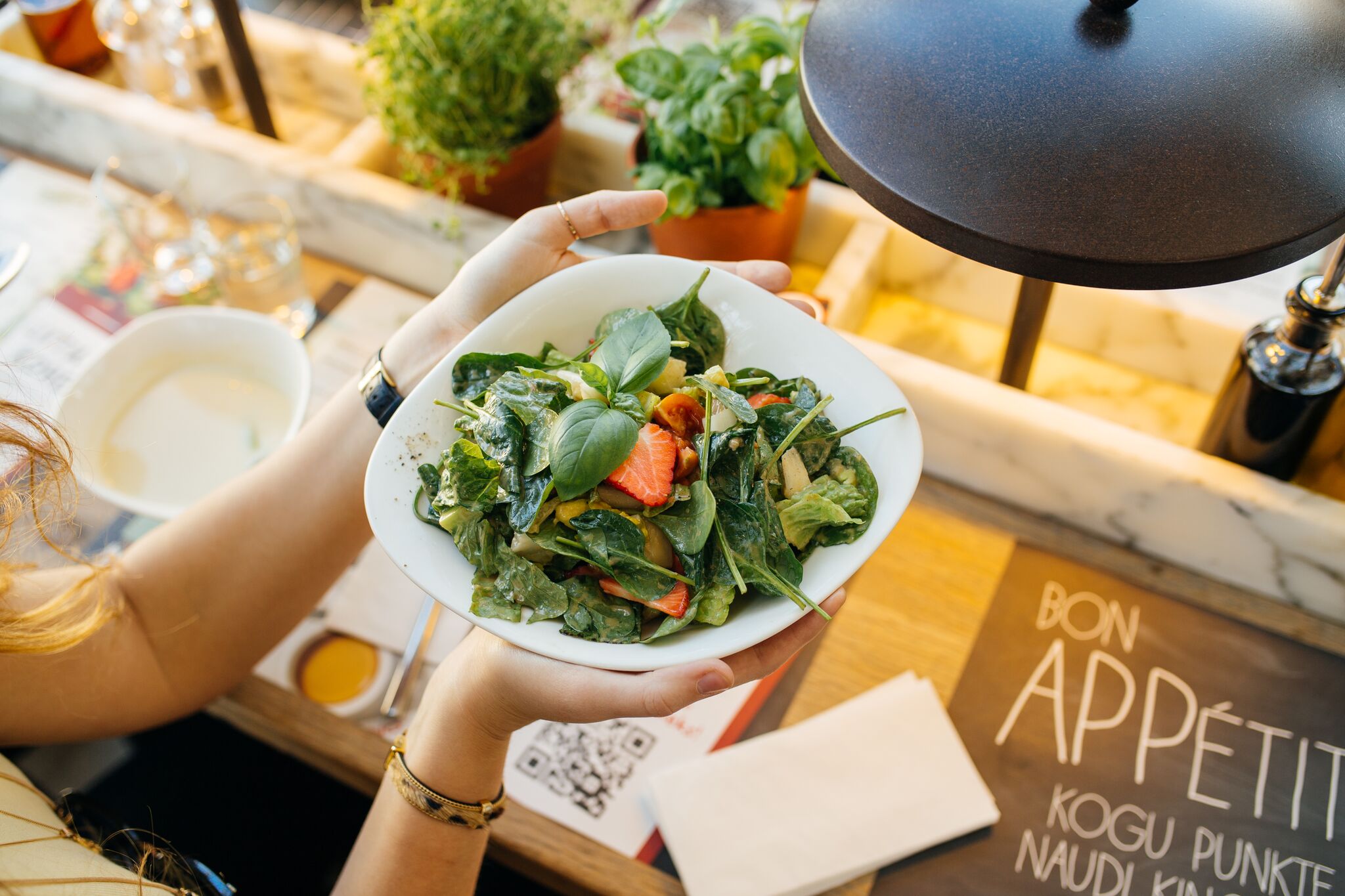 Insalata Primavera Spargli-avokaado-maasika salat