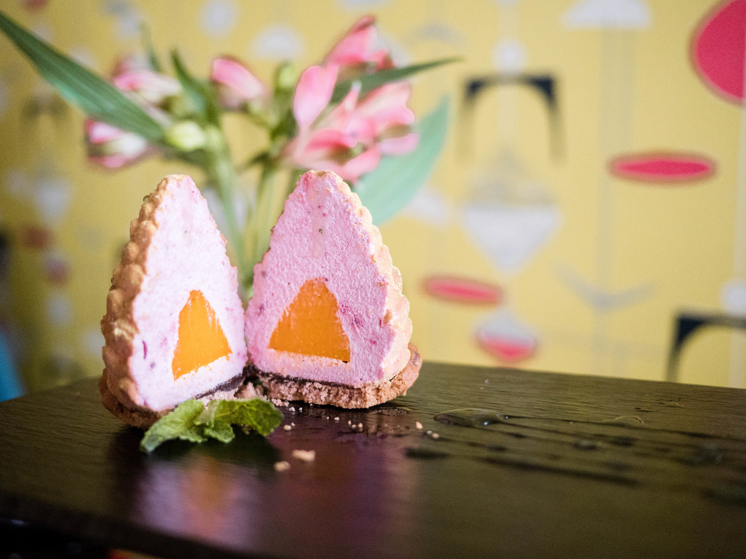 MAGUSROOG Metsmarja-astelpaju mousse krõbedas korvikeses. Dessert päästis päeva! See oli tõesti imeline. Hullult meenutas seda mingit lutsukommi, mida väiksena kuskilt turult ostsid ja mille seest tuli pehme täidis välja. Väga pehme ja mõnus. Ilmselgelt on Gustav Cafe tugevusteks magusad asjad!
