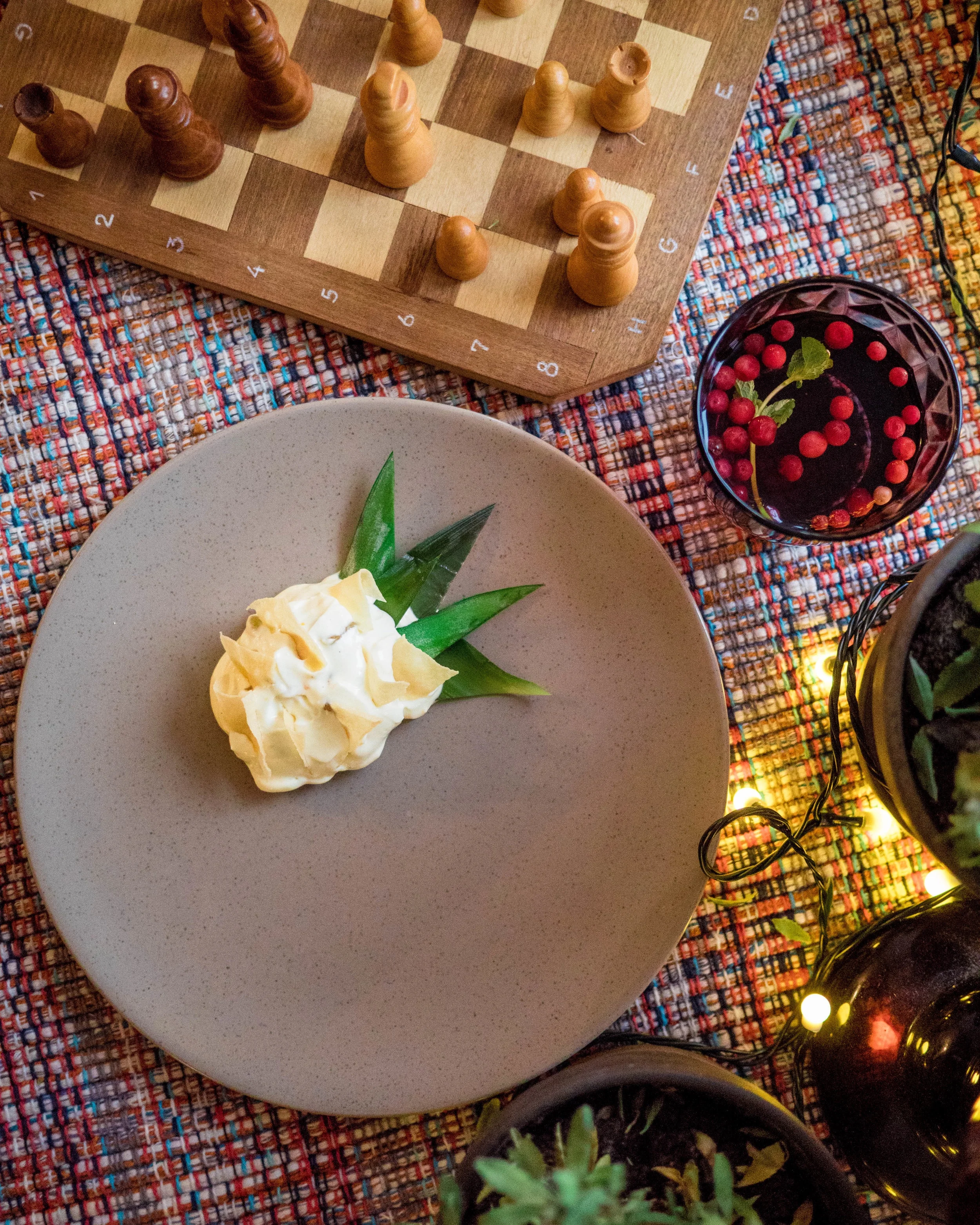 MAGUSROOG - VÕLTS ANANASS Karamelliseeritud ananass, Cointreau-kreem, krõbedad õhikud Me ei tea, mis teema Susannil selle restoga oli, aga see oli ühtlasi ka tema lemmikmagustoit terve nädalavahetuse vältel! Nii mõnna ja värske maitse. Ja imearmas presentatsioon. Aa, muide sõime nende vege magustoitu ka, milleks oli vegan hapukoor koos mustikate ja mündiõliga. See meeldis meile samuti väga, ei teagi, kumb parem oli.