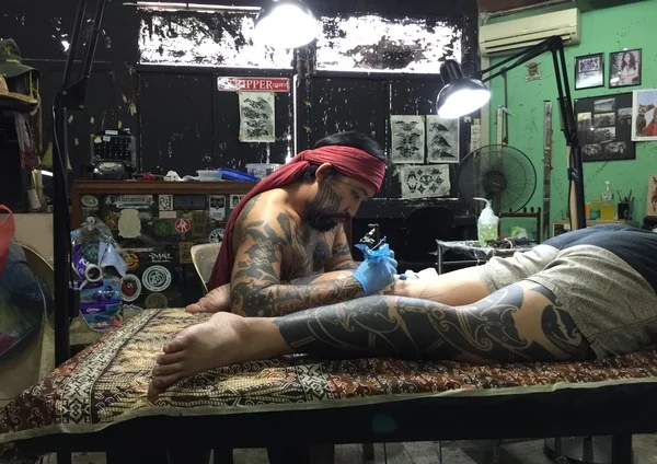 'Pantang Iban; kelingai Ara Nyangkam; ukir pah’; nanga Ga’at' (Translation): Iban tattoo; pattern named ‘ Ara Nyangkam ’; tattoo on the leg; of the Kapit area.