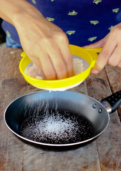 Sago Crepe with Chocolate and Banana_Q5_step4.jpg
