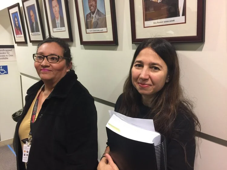 LOS PADRES de Speak UP GLORIA RODRIGUEZ (IZQUIERDA) Y LISA MOSKO PIDEN AL LAUSD RESPETAR A LOS ESTUDIANTES LGBT Y NIÑOS CON NECESIDADES ESPECIALES