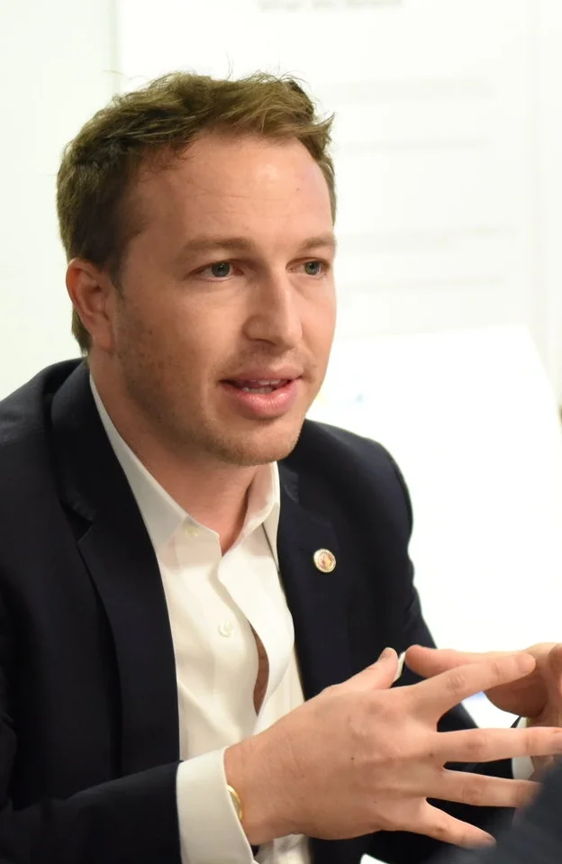 vicepresidente de la junta nick melvoin