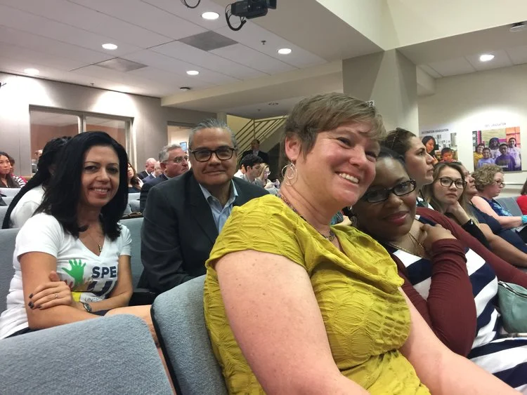 DAPHNE RADFAR de Speak UP Y LOS PADRES MICHAEL JIMENEZ, ANNA PARKS Y TANISHA HALL TESTIFICAN EN LA REUNIÓN DEL MARTES