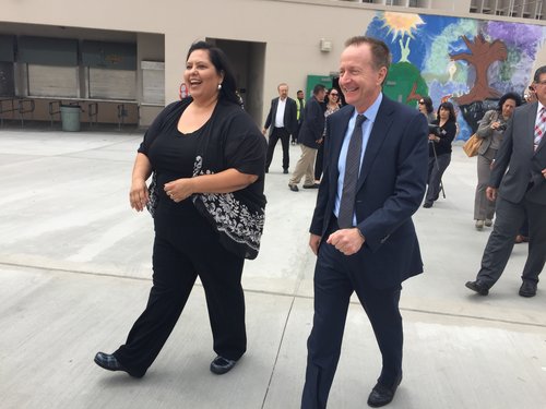 LA PRESIDENTA DE LA JUNTA DEL LAUSD, MÓNICA GARCÍA Y EL SUPERINTENDENTE AUSTIN BEUTNER EN BELMONT HIGH