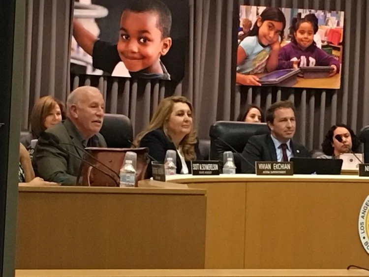 MIEMBRO DE LA JUNTA DEL LAUSD SCOTT SCHMERELSON (IZQUIERDA), ANTIGUO SUPERINTENDENTE INTERINO VIVIAN EKCHIAN Y VICE PRESIDENTE DE LA JUNTA NICK MELVOIN