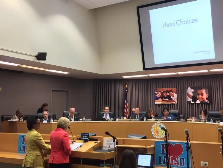 Grupo DE TRABAJO ASESOR DEL LAUSD PRESENTA EL INFORME DE "opciones dificiles" A LA JUNTA DIRECTIVA