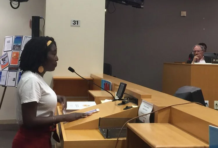 JALISA JOHNSON de speak up LLAMA AL PRESUPUESTO DE LAUSD "IRRESPONSABLE".