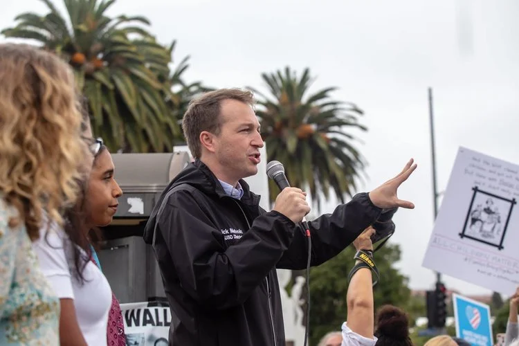 EL VICEPRESIDENTE DE LA JUNTA NICK MELVOIN SE DIRIGE A UNA MULTITUD DE 1500 EN LA protesta KEEP families together ORGANIZADa Y CO-PATROCINADa POR SPEAK UP