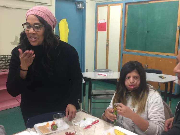 La directora CHARMAIN YOUNG dio clase a los alumnos EN LA ESCUELA MARLTON