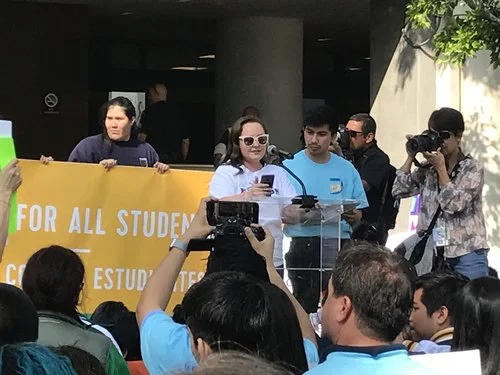 Roxann Nazario habla en una manifestación de 3,500 padres, estudiantes y educadores que se opusieron a la moratoria sobre las escuelas chárter.
