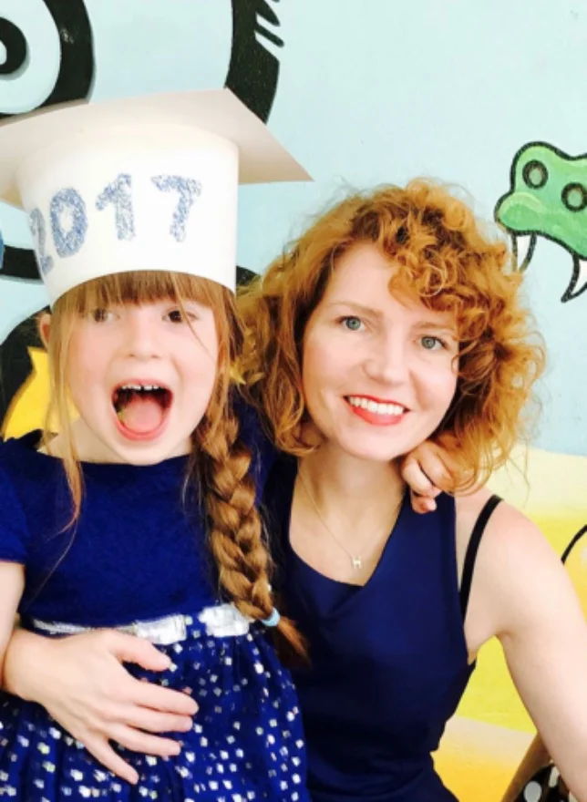 HEATHER REPENANDO CON SU HIJA.