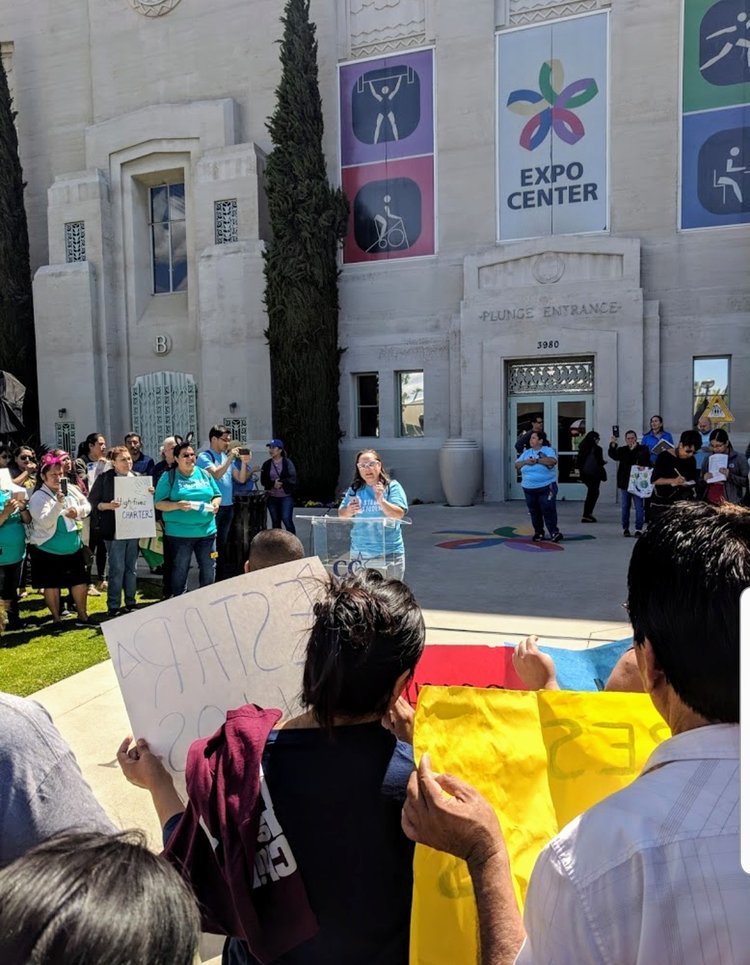 La madre ROXANN NAZARIO alza la voz en una manifestación el miércoles protestando AB1505 Y 1506