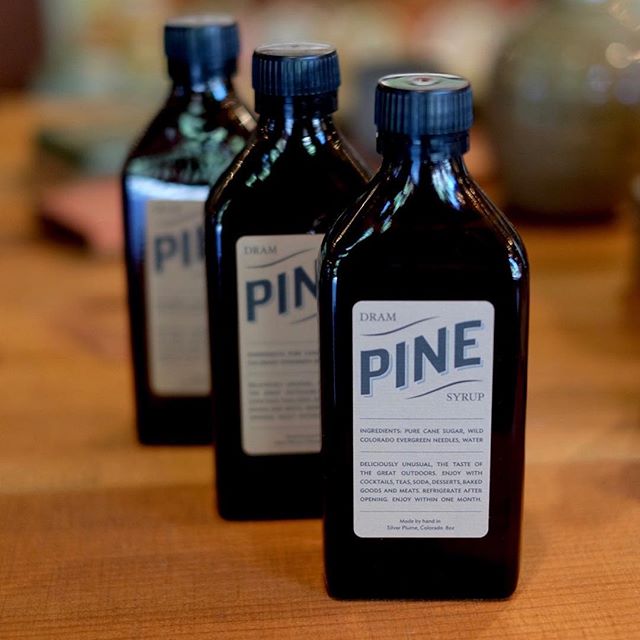 The scent of the season 💫🌲@dramapothecary pine syrup. Made from hand-foraged Evergreen needles for use in cocktails, baked goods, or wherever your creativity takes you!
.
.
.
.
#giftideas #gift #ojai #uniquegifts #pinesyrup #cocktails #stockingstuf