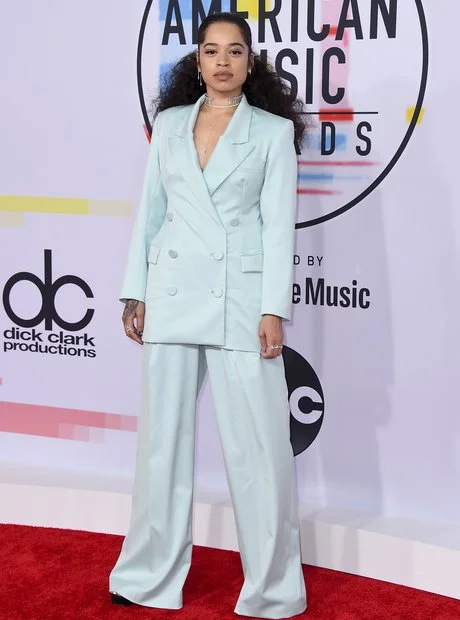 ella-mai-amas-2018-red-carpet-blue-suit-1539164352-view-1.jpg