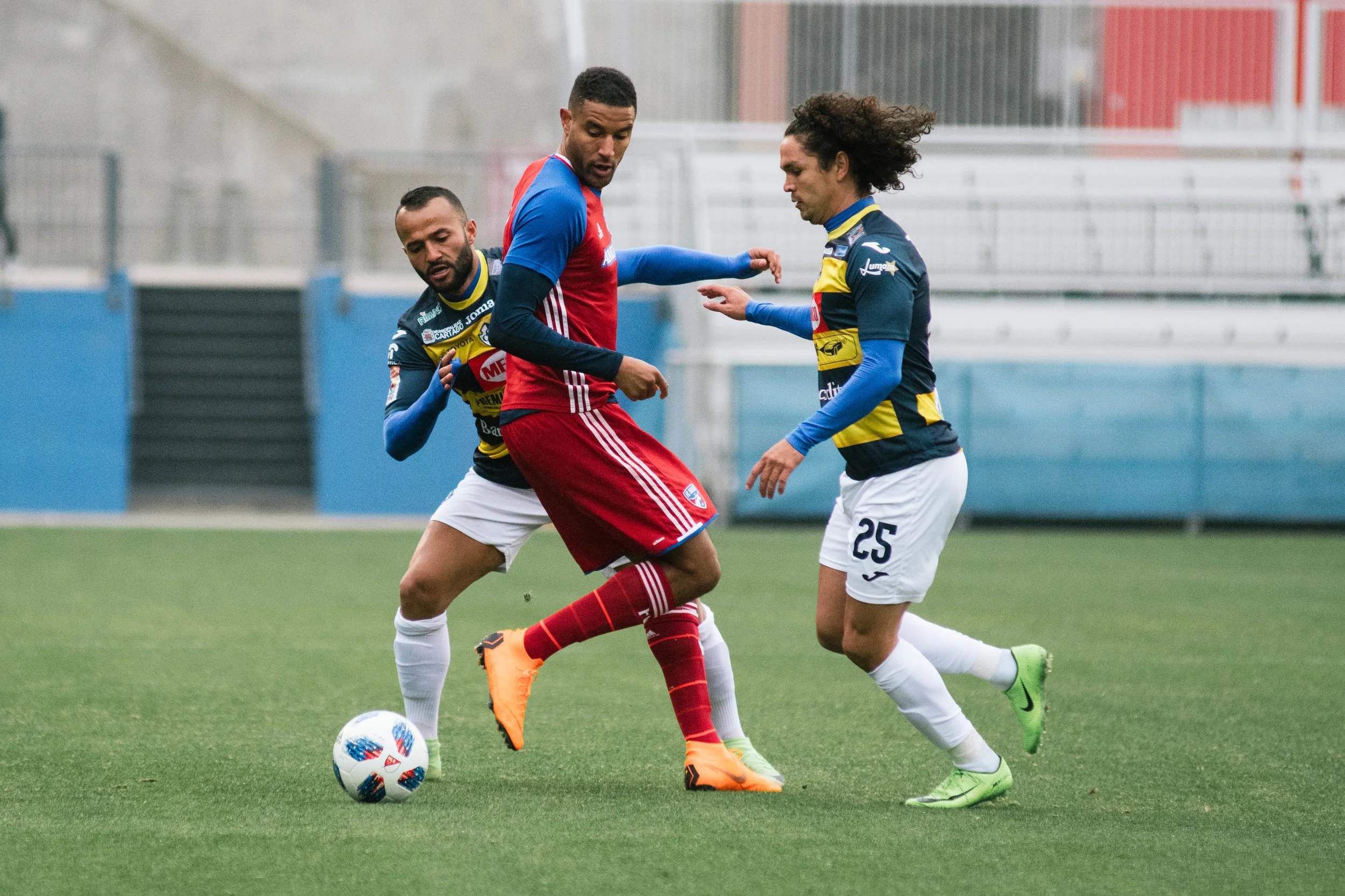 Tesho rabonas the ball | Shot with Nikon D500 w/ Nikkor 80-200 f2.8