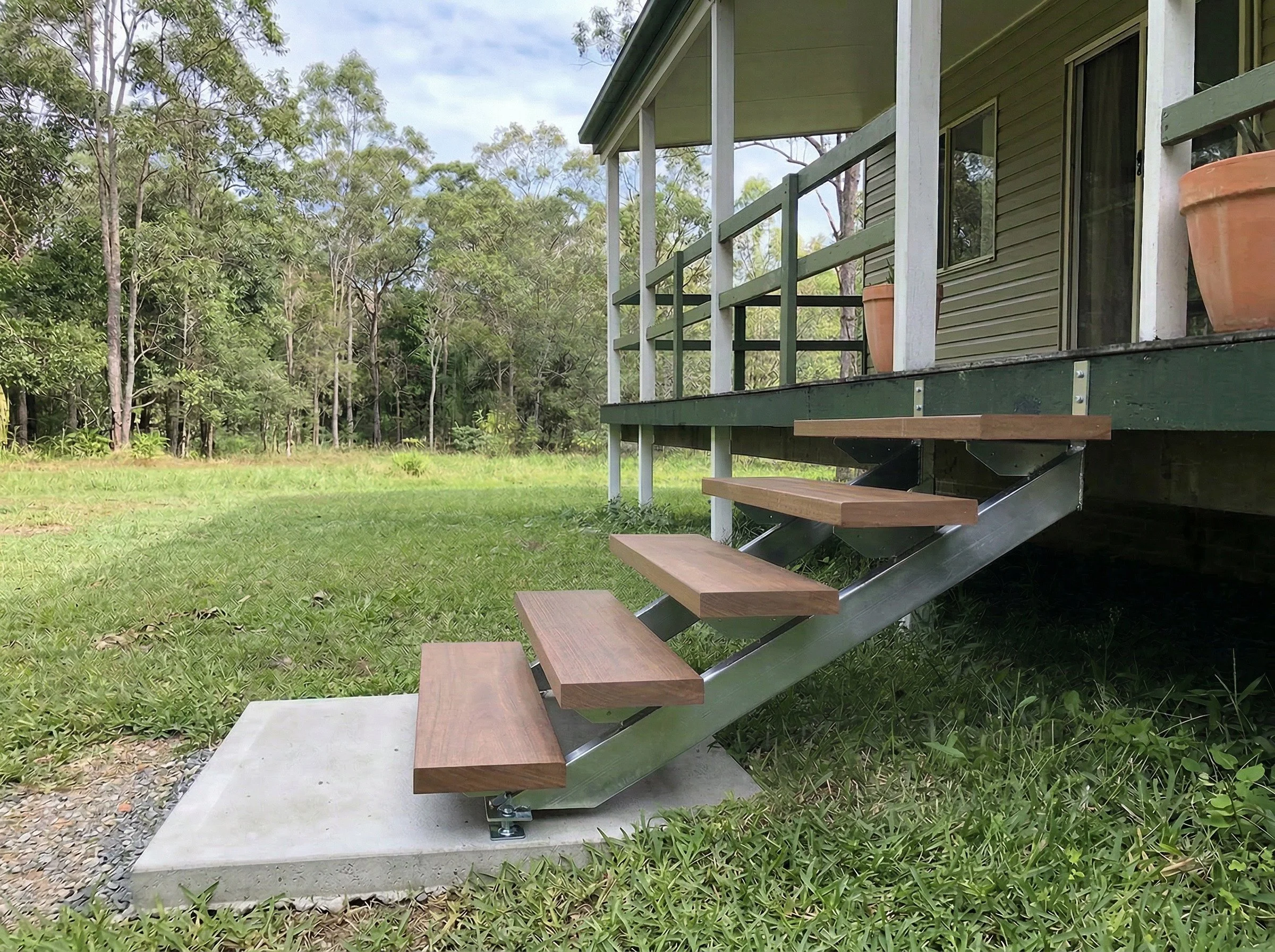 Firefly_GeminiFlash_make the stair tread gapping equal 84662.jpg