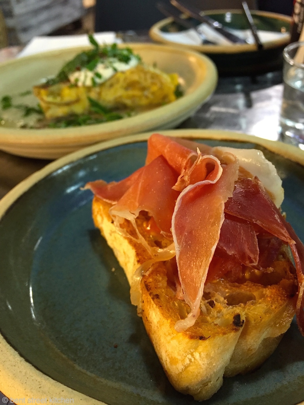 Pan con tomate & tortilla in the background