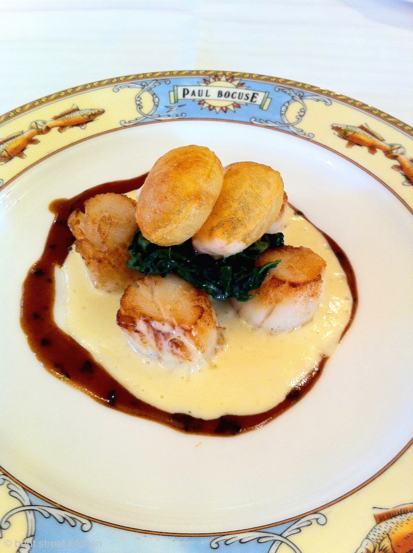 Scallop of foie gras, pan cooked, passion fruit sauce