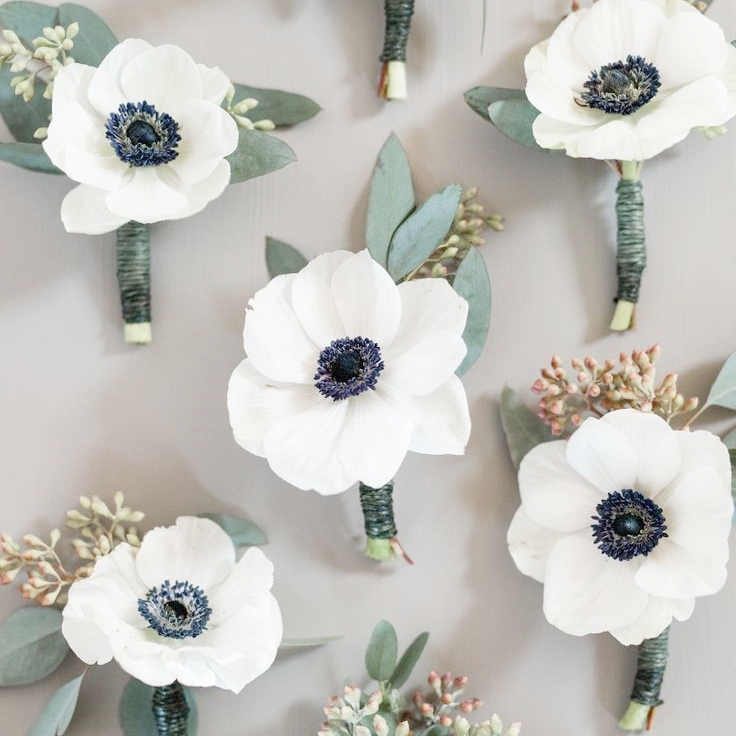 1. ANEMONE One of the most popular wedding flowers are anemones. These scentless flowers come in a wide range of jewel-toned colours. The most popular anemones are the ones with white petals and a black centre. Anemones are very modern, but at the same time they will give your dream wedding an absolutely romantic look.