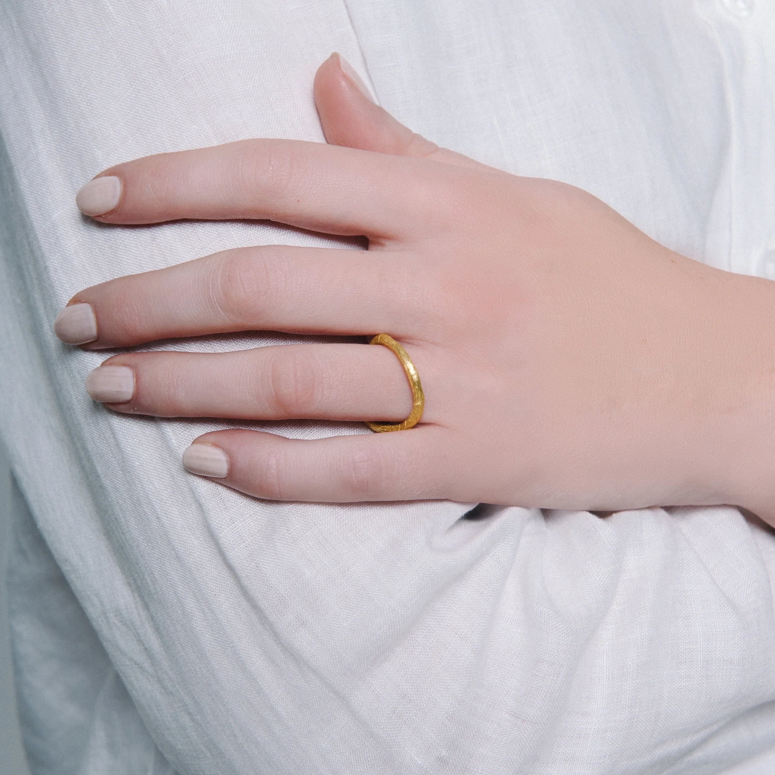 MAMM+MYRGH_SEADRAGONBAND22KTYG_CLOSEUP_OLIVIA BOSSERT_Highres.jpg