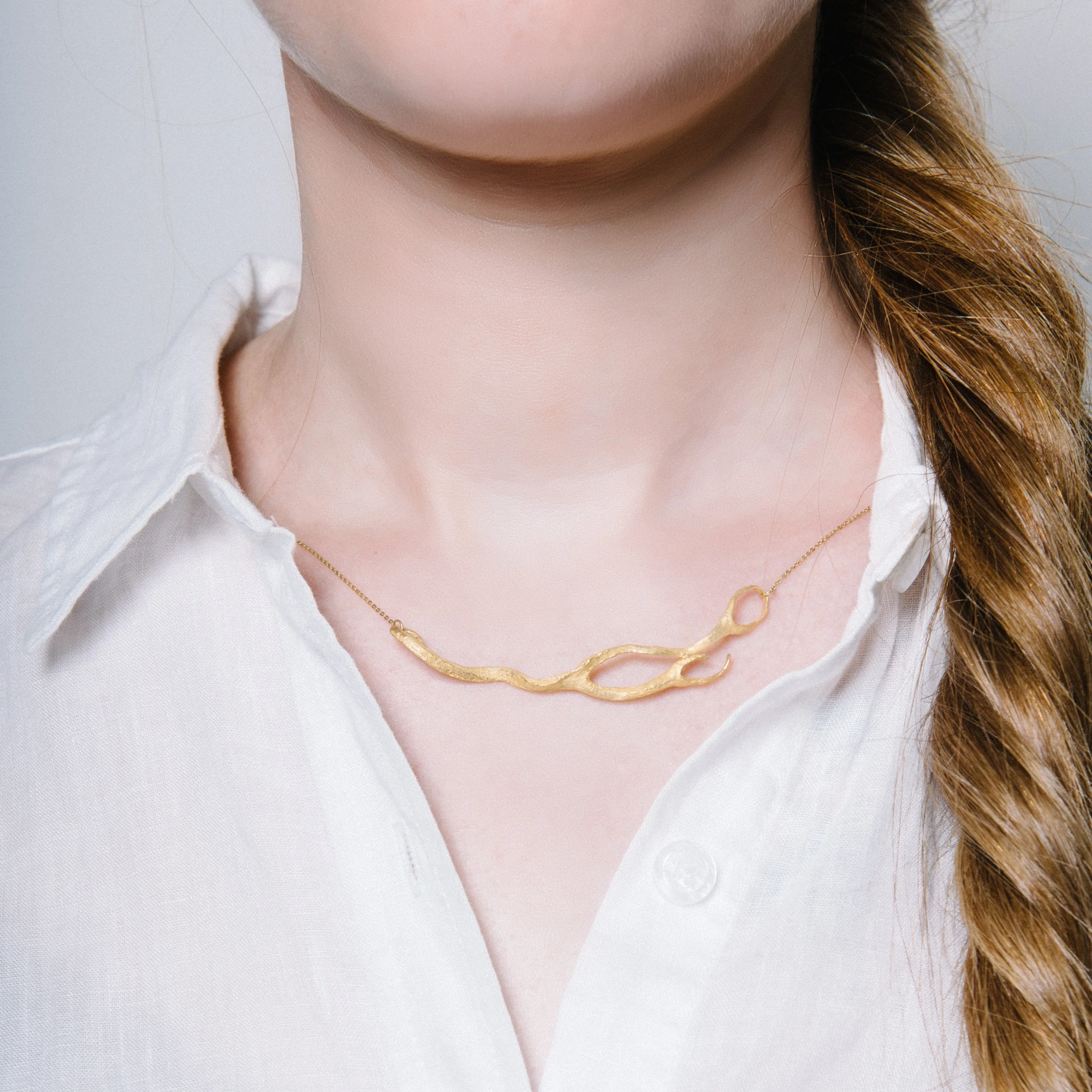 MAMM+MYRGH_LONGSEAWEEDPENDANT22KTYG_FRONT_OLIVIA BOSSERT_Highres.jpg