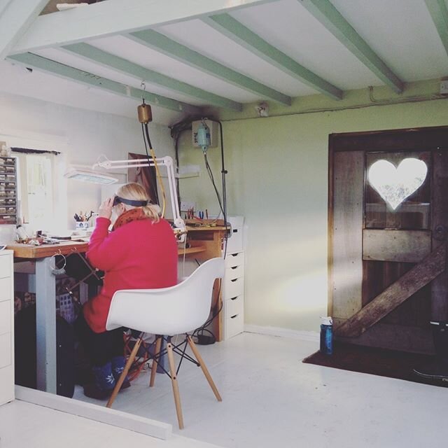 Saturday setting jobs 💎 only time we can get into workshop at the moment is at the weekend as my partner has commandeered our workshop during the week as his working from home office anyone else's partner do this? 😂 hope everyone is safe and well x