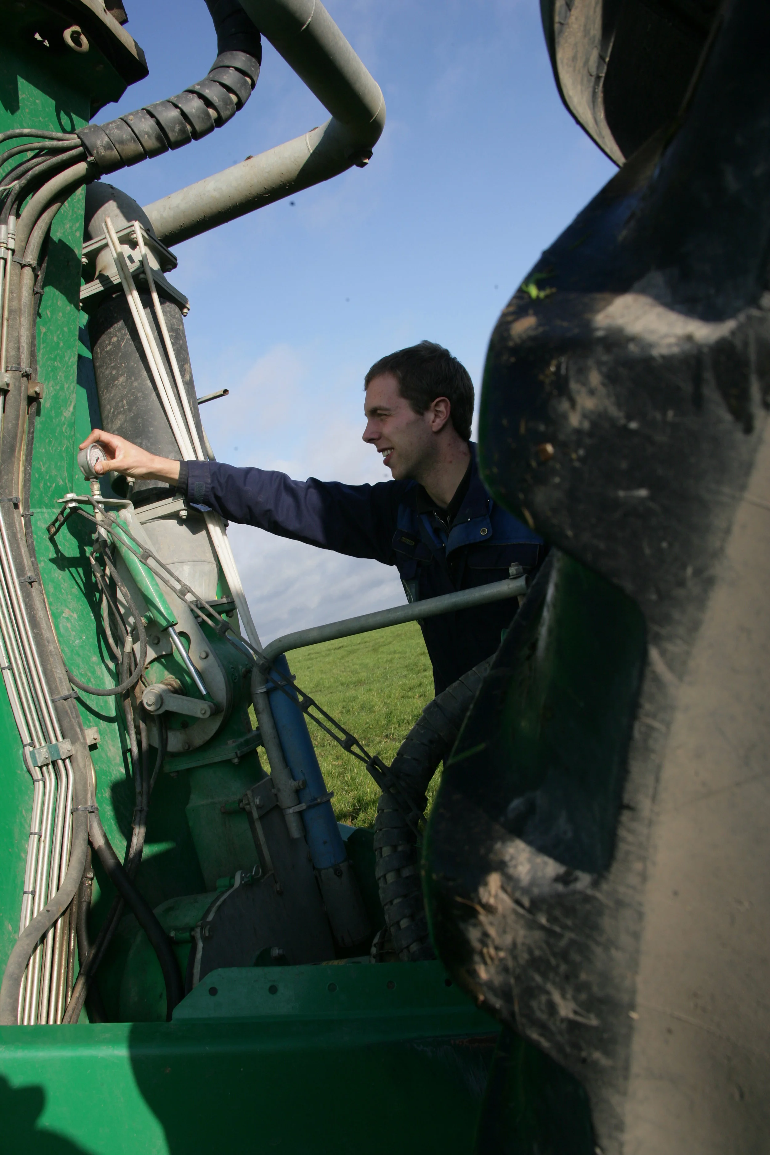 XH4S5040-Bra kille kolla flytgödselspridaren.JPG