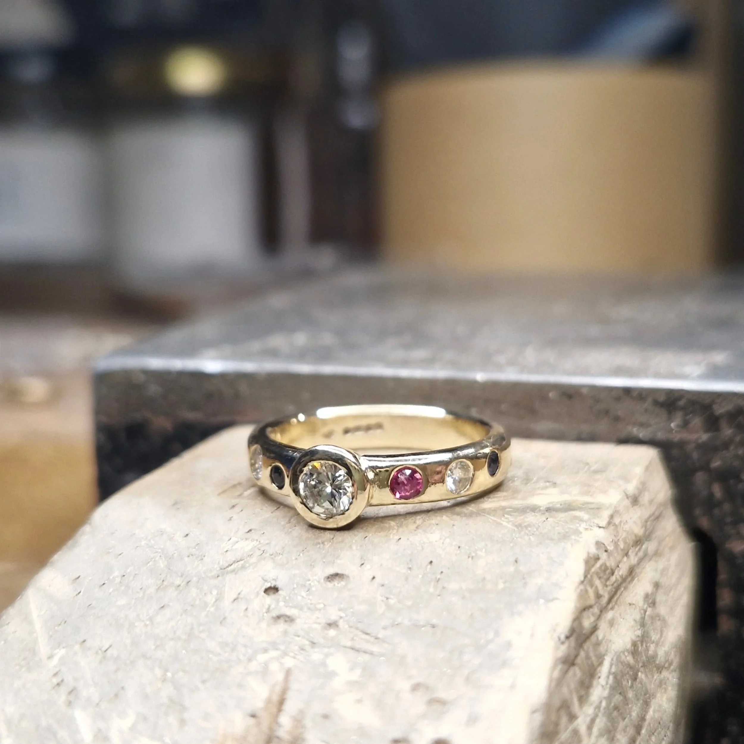 BESPOKE
A beautiful and special engagement remodel for lovely W. Joining special rings and stones together into one solid ring. I enjoyed every moment on this piece and managed to get it complete just in time for their anniversary 🤍 Perfect