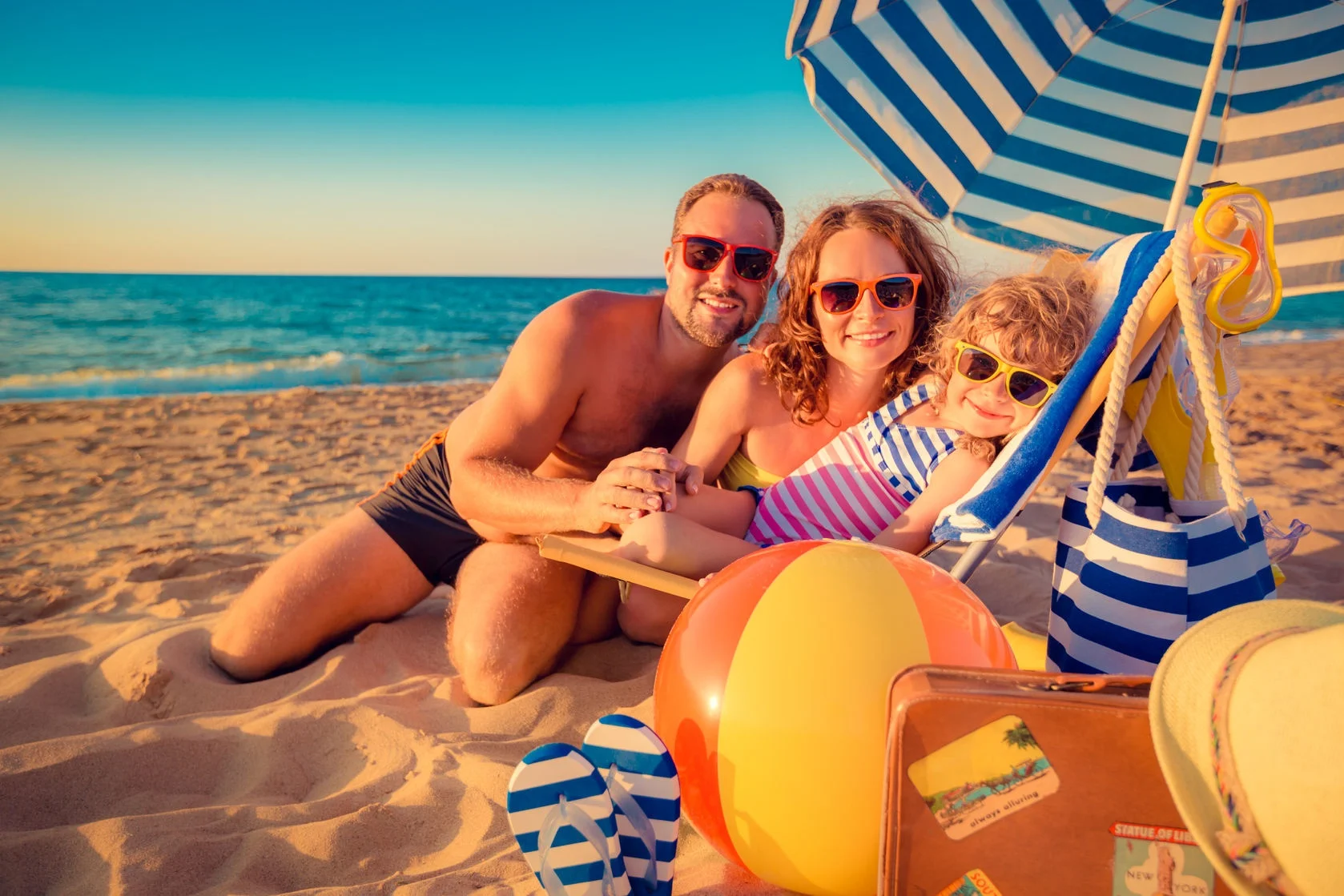 Beach_Family_Umbrella_Flip_Flops_Ocean_Sun_Glasses_39202327_L.jpg