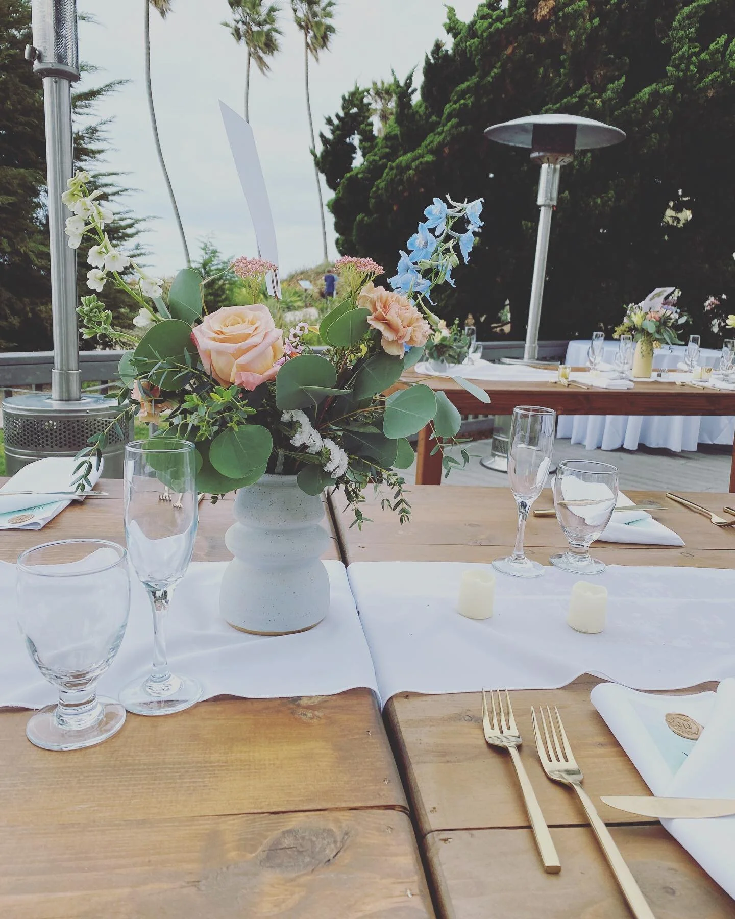 @joshthepotter and I made these center pieces for his wedding. I&rsquo;m so glad to see them with these beautiful flowers. They compliment each other so much!

#sandiegoartist #ceramicart #florist #handbuiltceramics #vase