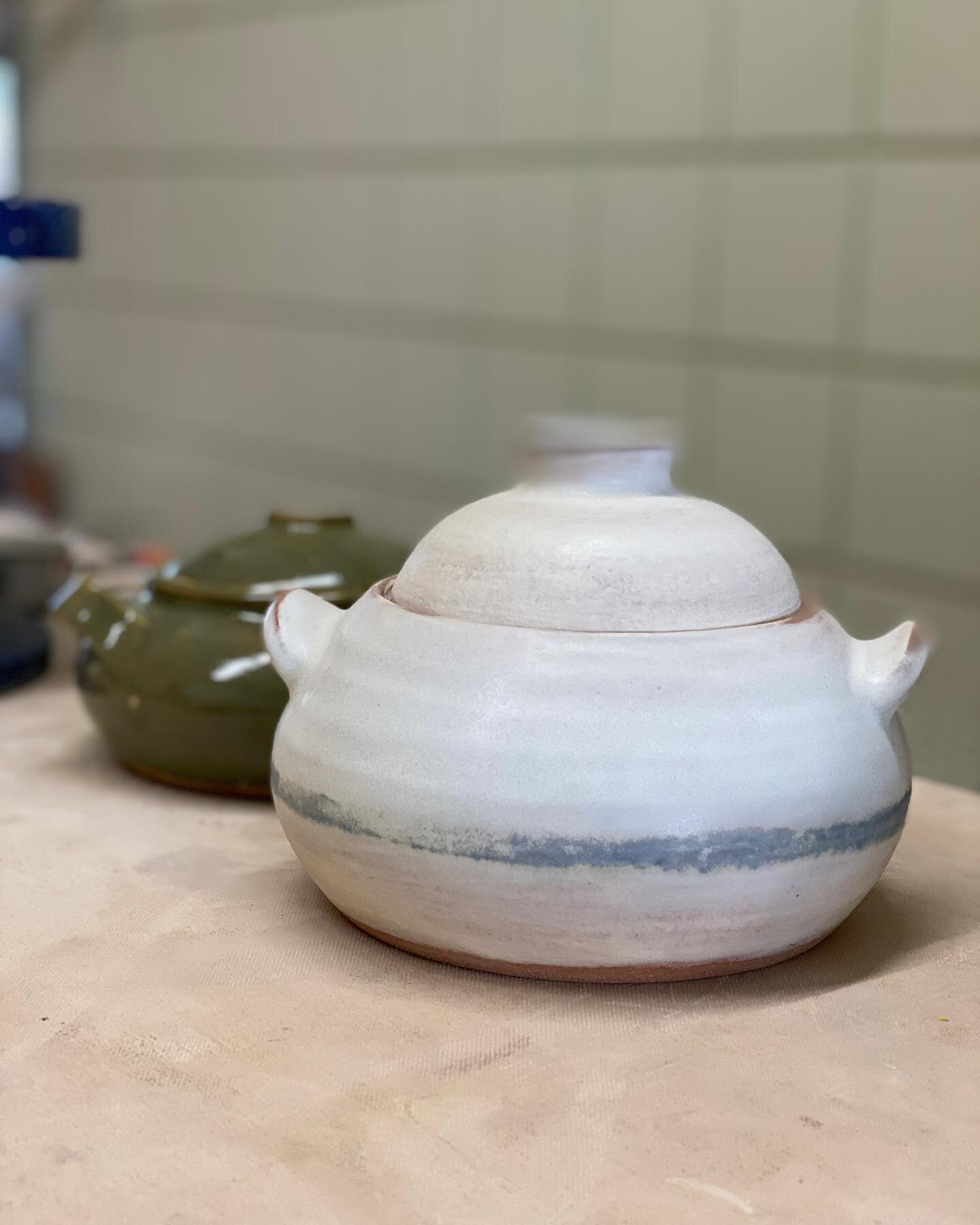 Made two clay pots for a friend. I love that people can use them and my works can be part of their life. ☺️

#claypots #handbuiltceramics #handmadeart #pottery #gift #handmadegifts #sandiegoart #ceramics #mingei #funtionalwear