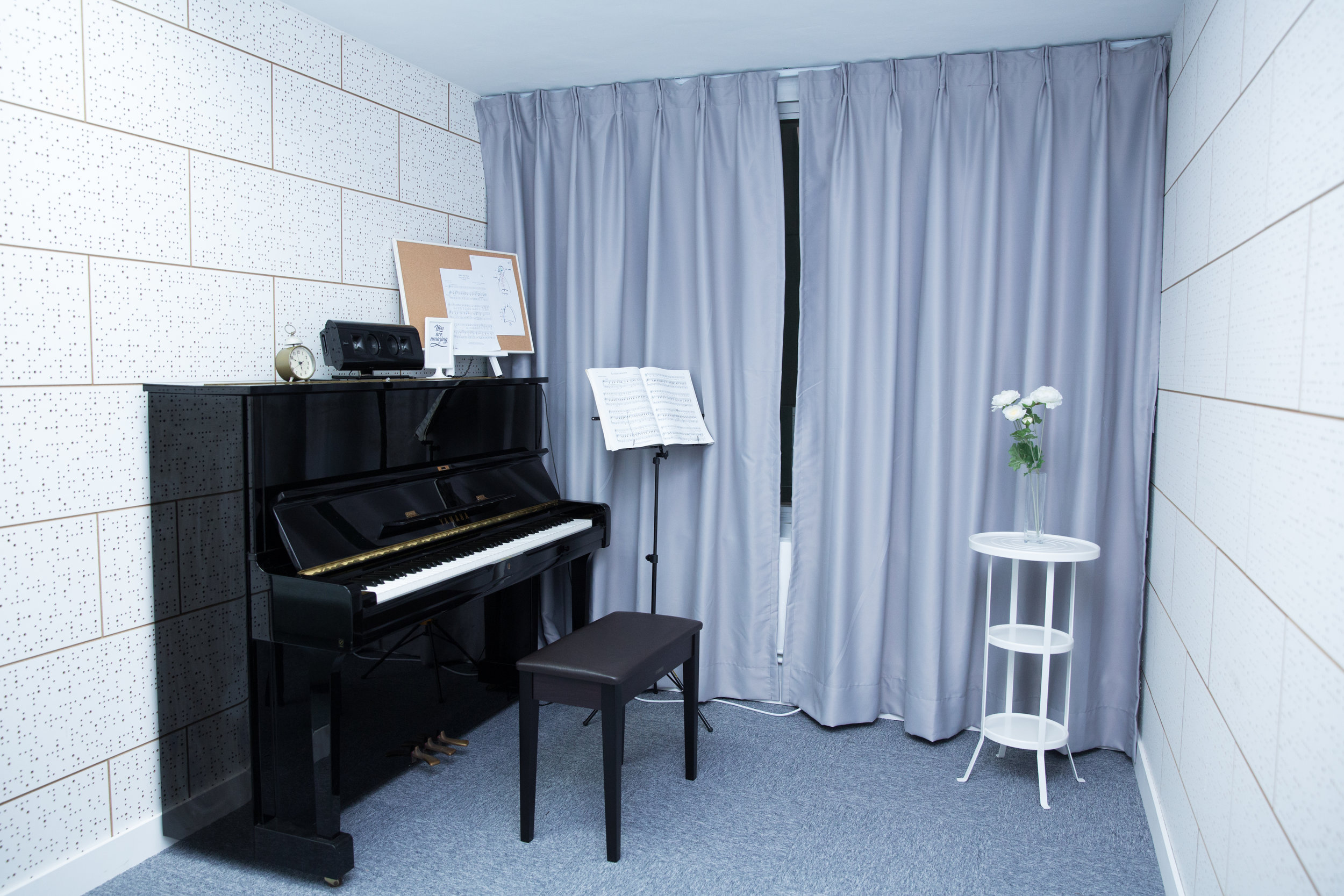 CLASSIC SINGING ROOM 主要作為古典聲樂個別教授課程 的教室,並使用YAMAHA直立 式鋼琴。另設有美國名廠 KLIPSCH的藍芽喇叭及蘋果 IPAD供教學使用。