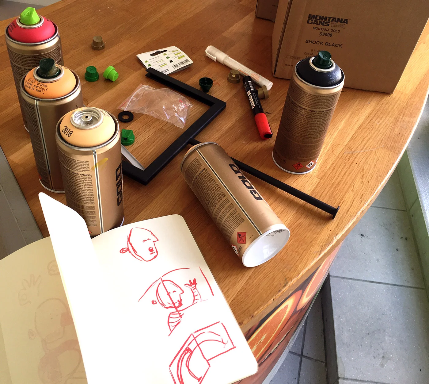 Liker å skisse med Posca-tusjer når jeg skal lage store vegger. Da tvinges jeg til å drite i detaljer.