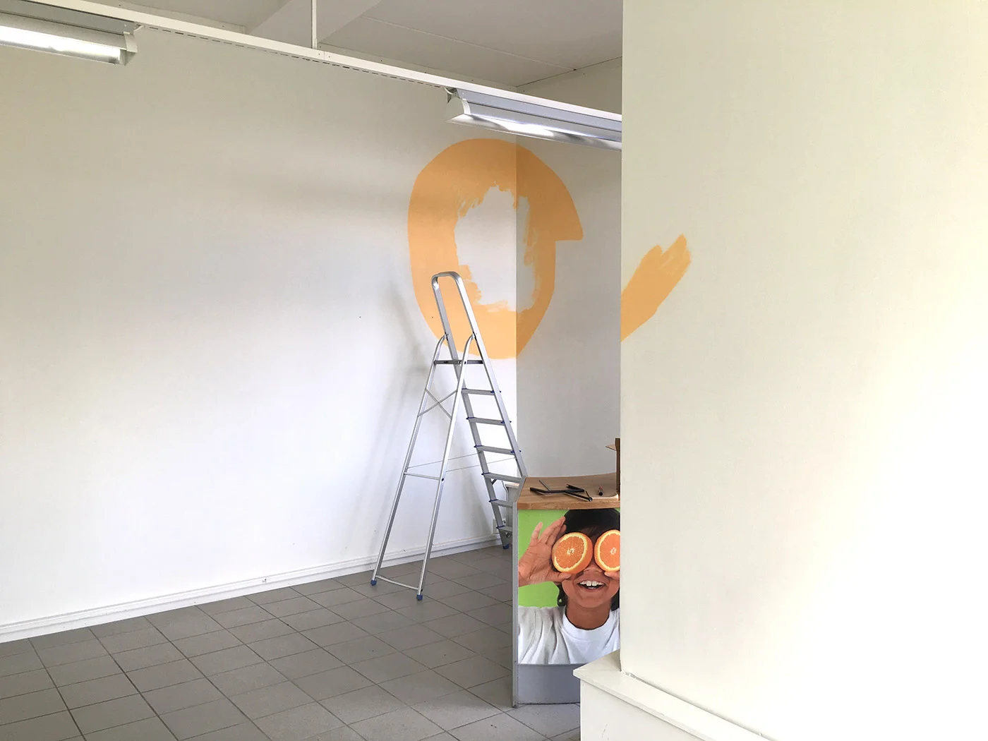 Tunga rett i munnen når en mann skal fordels på fire flater.