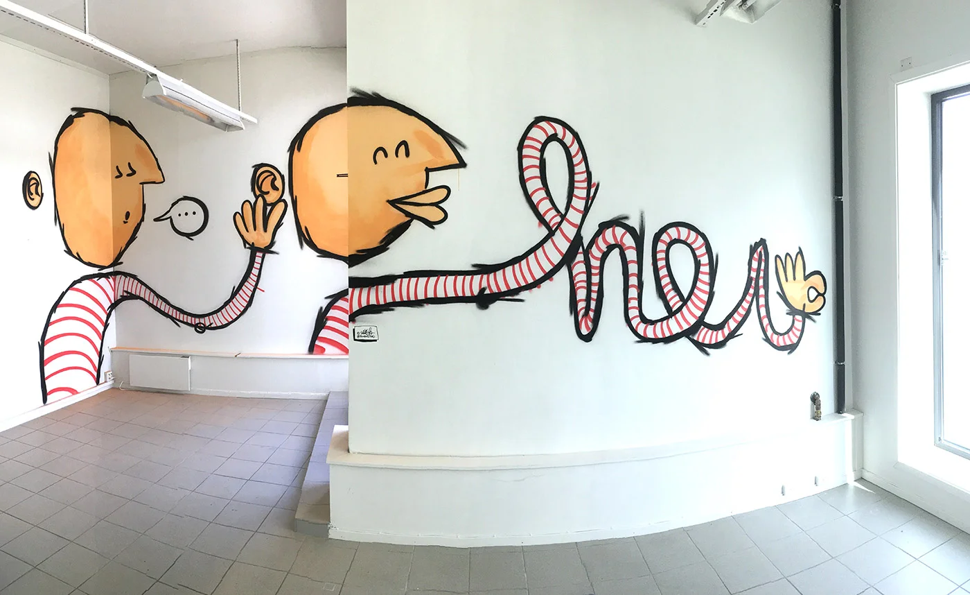 Hviskingen blir imøtekommende kroppspråk.