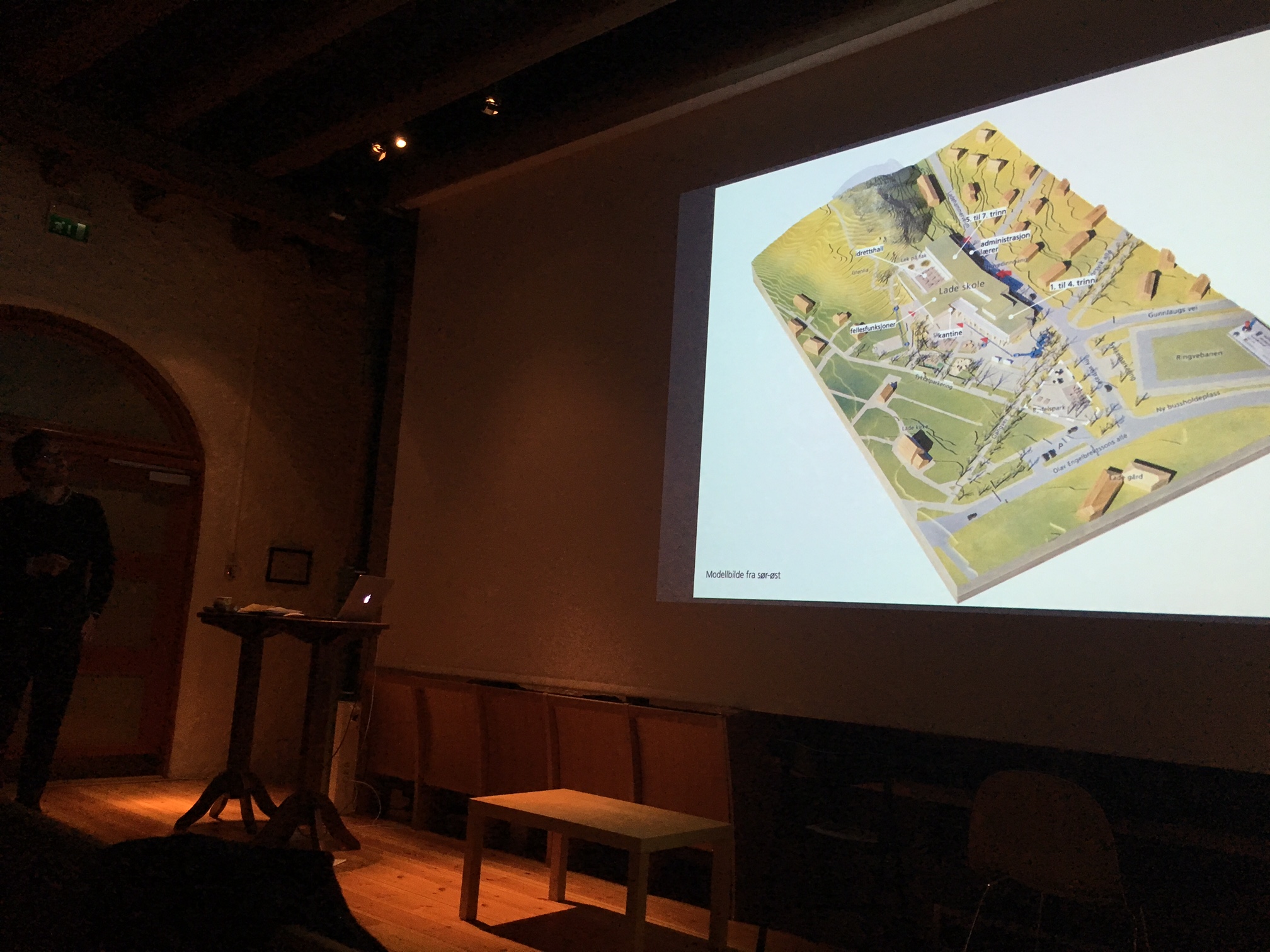 Arkitekt Lars Bølviken forteller om den nye skolen.