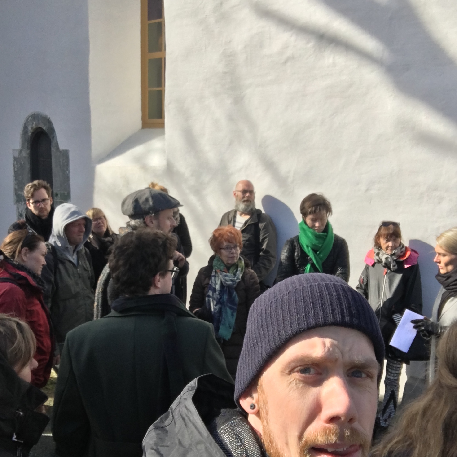 Byantikvaren forteller om horisontlinjer, stedets historie og historiske viktighet. Det var grisekaldt, men superinteressant.