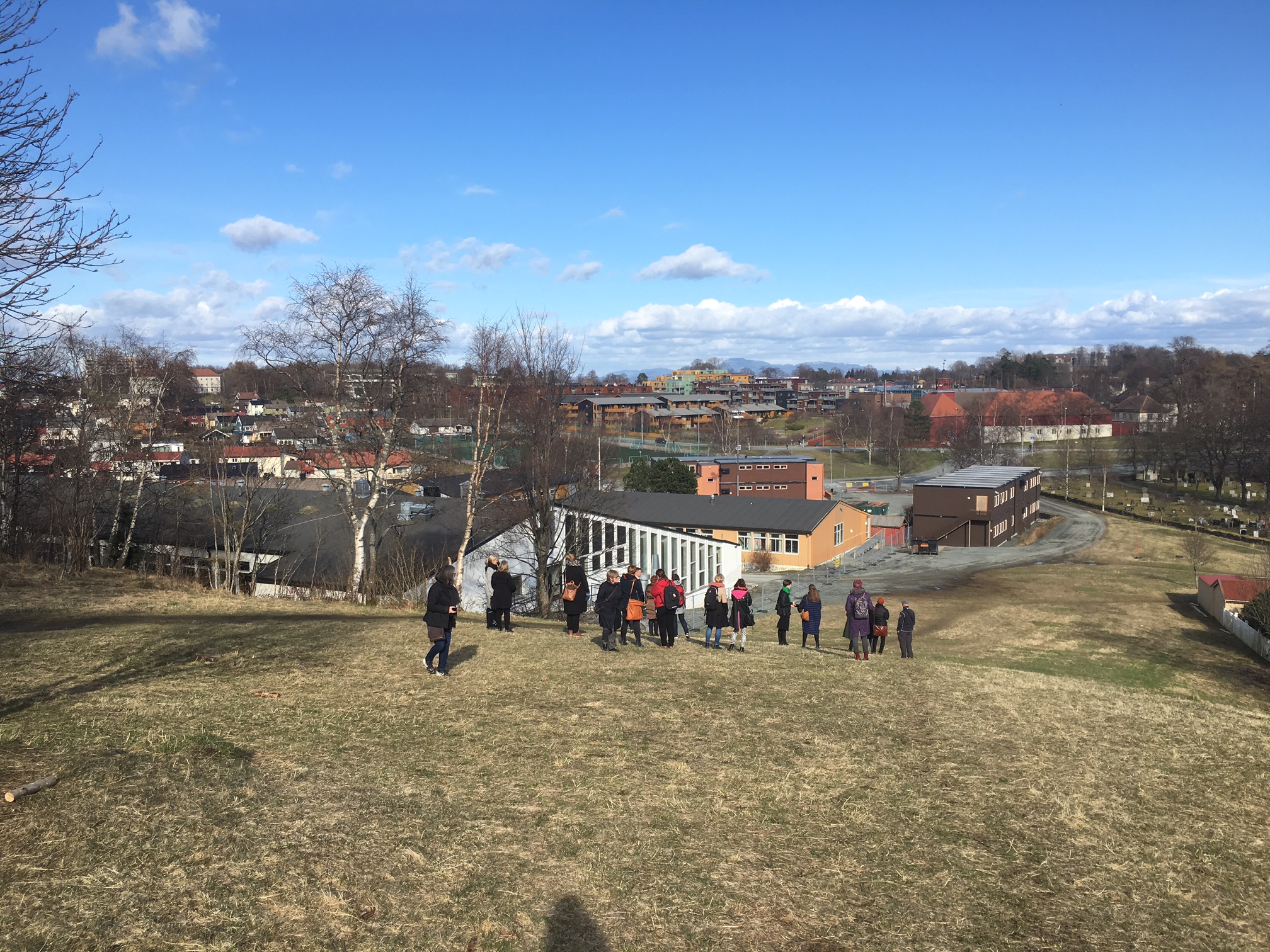 Utsikten ned mot skolen fra toppen av Grønnlia.