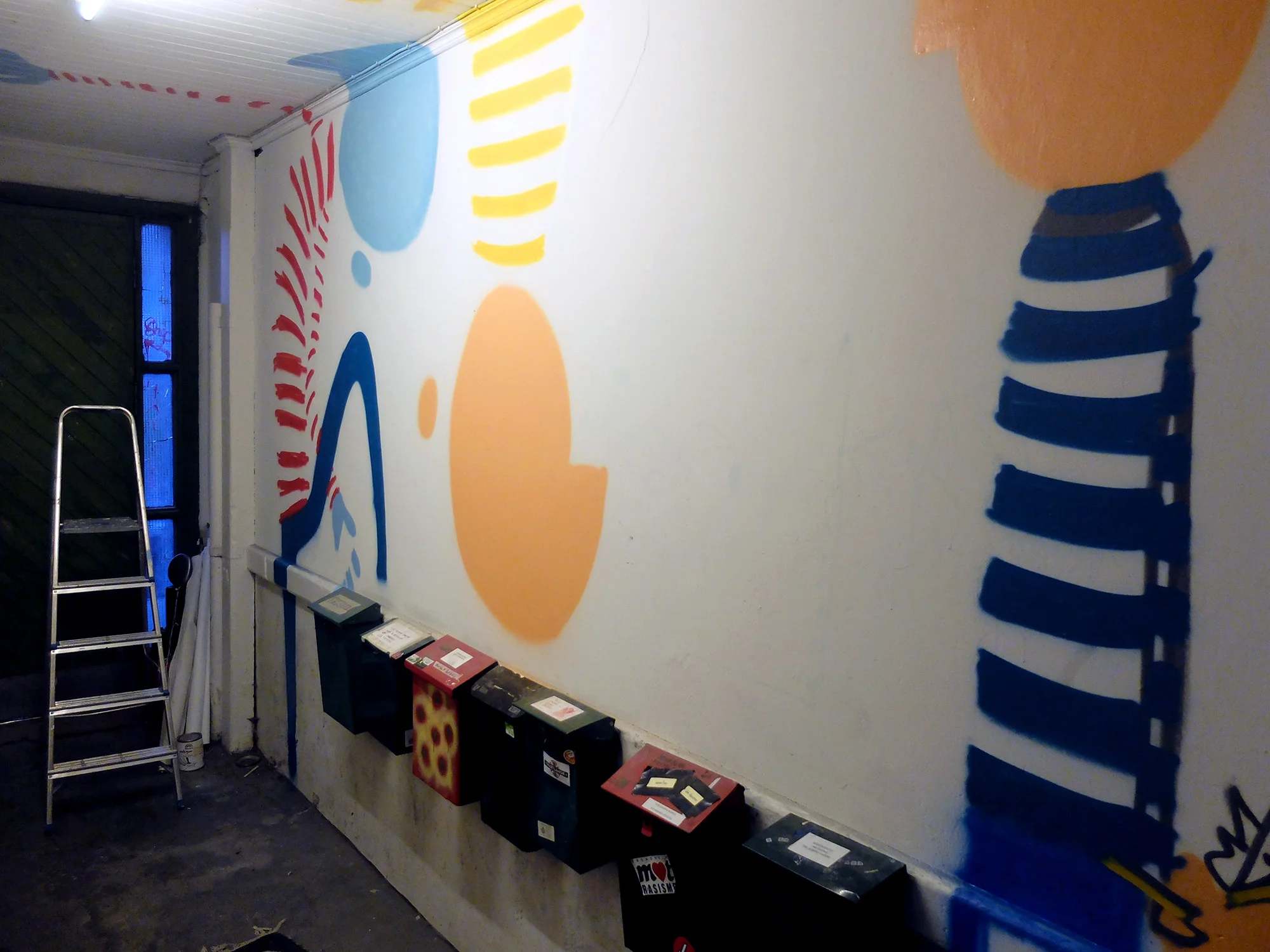 Noe av det gøyeste er å la figurene bryte skillet mellom tak og vegg. De gir blanke i regler de gutta der altså.