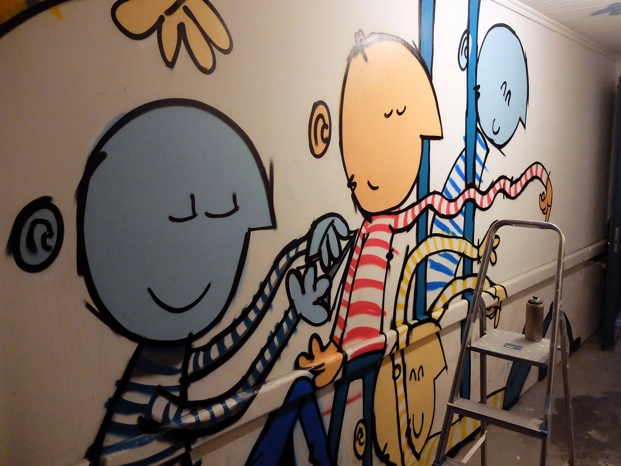 Happy flokk, foreløpig uten papirfly. Haha! Ser nå at det er kun han duden som bretter papirfly som har blitt så heldig å få skygge. Resten får nøye seg med sin egen flathet. Jaja. Artig læll.