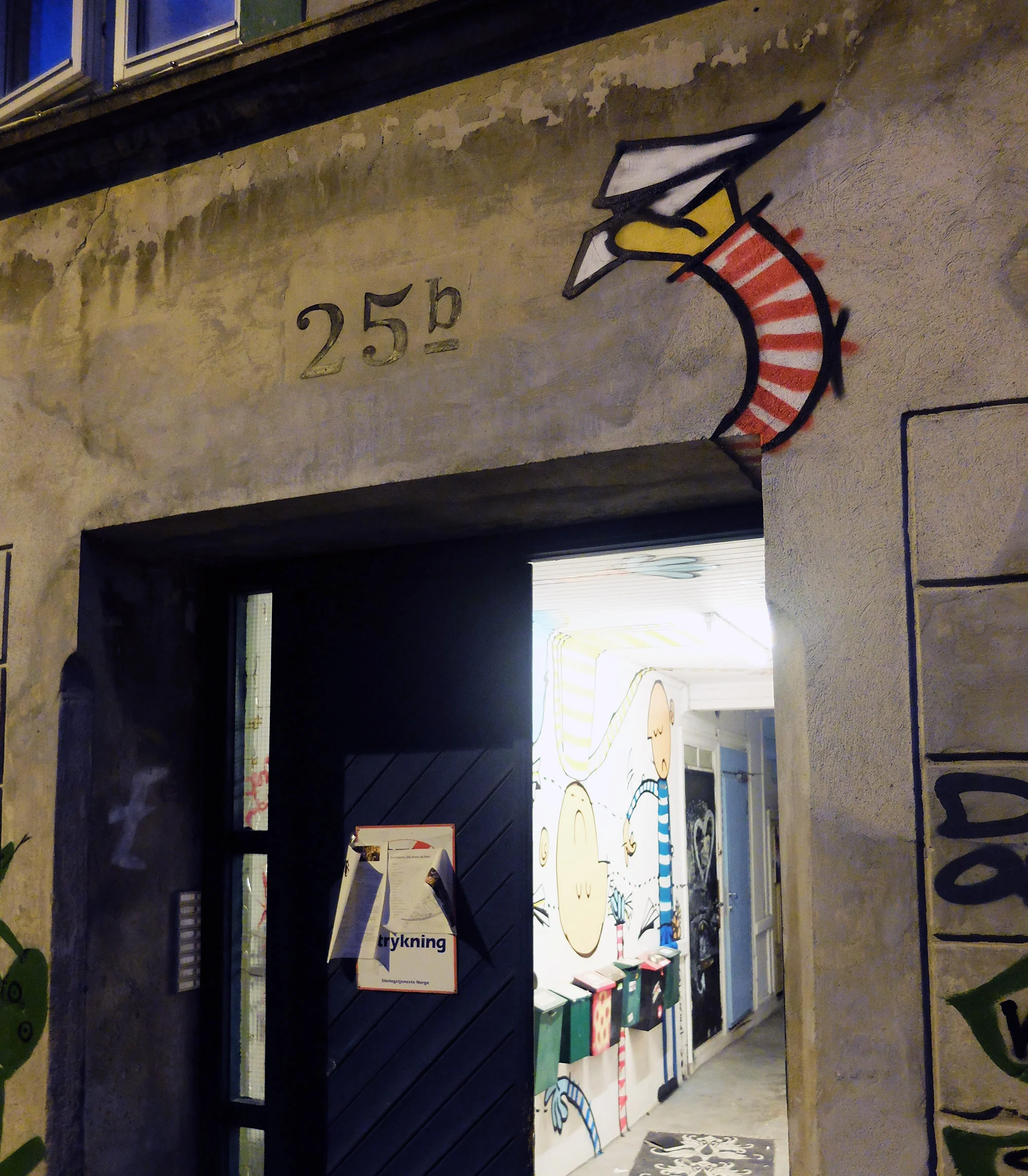 Et lite hint på utsiden av bygget.