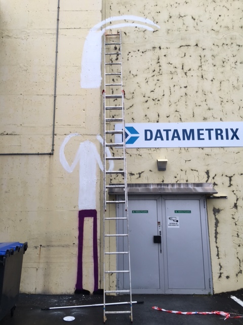 Disse skikkelsene sikter seg inn på å ta de som kommer ut av døra.