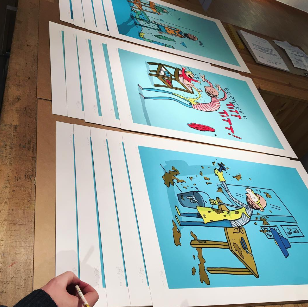 Signering og nummerering av digitalprintene.